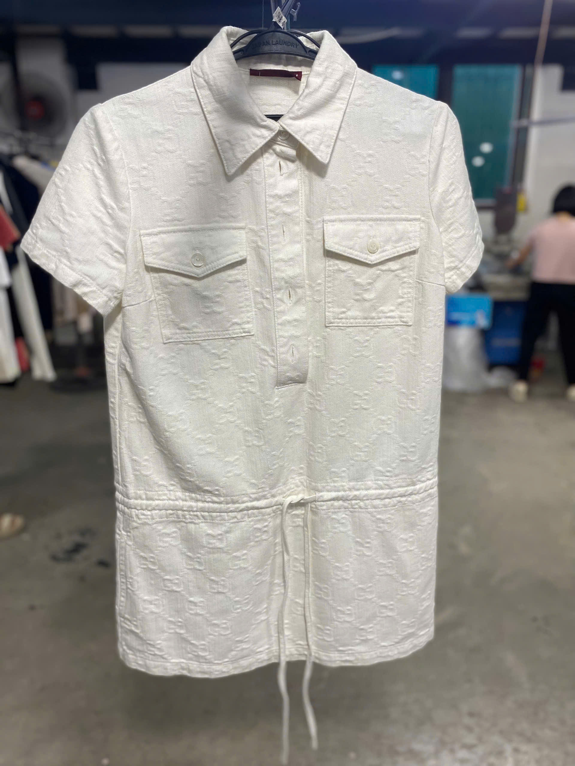 Việc giặt váy hàng hiệu theo hình thức giặt khô hay giặt ướt phụ thuộc hoàn toàn vào chất liệu vải và các chi tiết trang trí trên váy. Quy tắc vàng là luôn kiểm tra nhãn hướng dẫn giặt ủi (Care Tag) gắn bên trong váy trước khi quyết định.